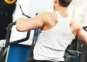 Renforcez votre dos avec des exercices de musculation sur machine